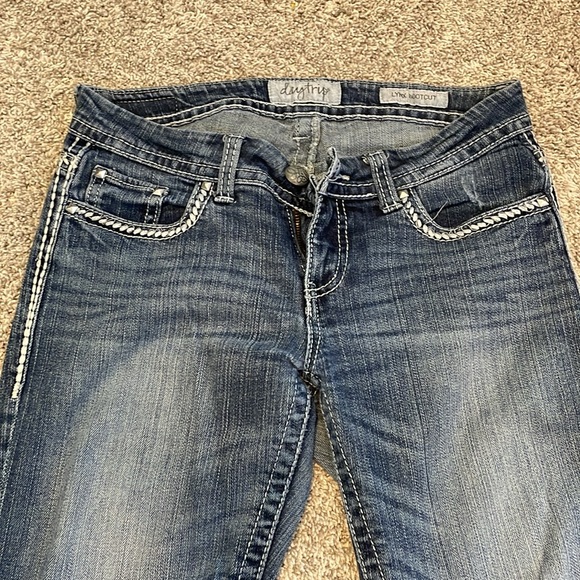 Daytrip Lynx Bootcut Jeans - Picture 2 of 11